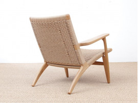 Fauteuil scandinave modèle CH 25 en chêne. Nouvelle édition. 