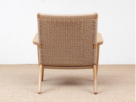 Fauteuil scandinave modèle CH 25 en chêne. Nouvelle édition. 