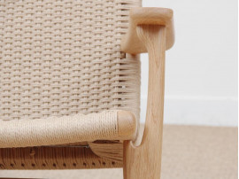 Mid-Century modern scandinavian arm chair in oak model CH 25 by Hans Wegner. New edition