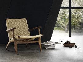 Fauteuil scandinave modèle CH 25 en chêne. Nouvelle édition. 