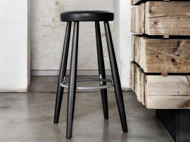 Tabouret de bar scandinave modèle  CH 56 hauteur 76 cm. Edition neuve. 