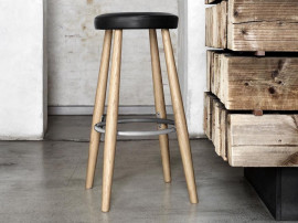 Tabouret de bar scandinave modèle  CH 56 hauteur 76 cm. Edition neuve. 