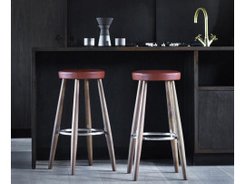 Tabouret de bar scandinave modèle  CH 56 hauteur 76 cm. Edition neuve. 