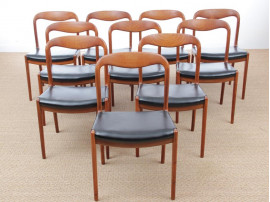 Suite de 10 chaises scandinaves en teck. 