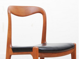 Suite de 10 chaises scandinaves en teck. 