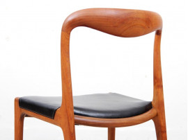 Suite de 10 chaises scandinaves en teck. 