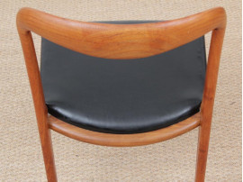 Suite de 10 chaises scandinaves en teck. 