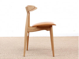 Chaise scandinave modèle CH 33 assise rembourrée. Edition neuve. 