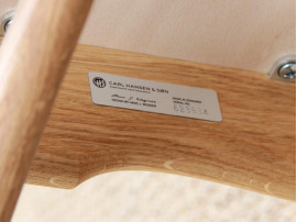 Chaise scandinave modèle CH 33 assise rembourrée. Edition neuve. 