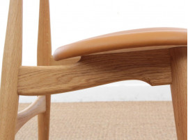 Chaise scandinave modèle CH 33 assise rembourrée. Edition neuve. 