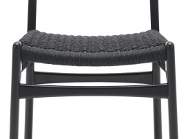 Chaise scandinave modèle CH 23 noire. Edition neuve