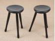 Paire de tabourets scandinaves tripodes en hêtre laqué noir