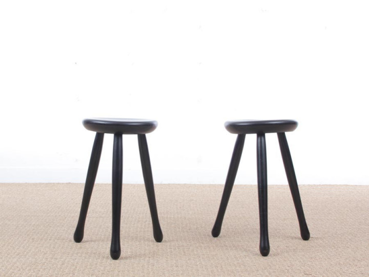 Paire de tabourets scandinaves tripodes en hêtre laqué noir