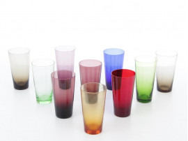 Suite de 8 verres colorés 