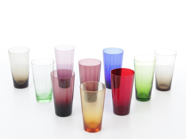 Suite de 8 verres colorés 