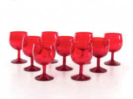 Suite de 9 verres à pieds, rouges.