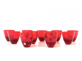 Suite de 11 verres timbale, rouges.