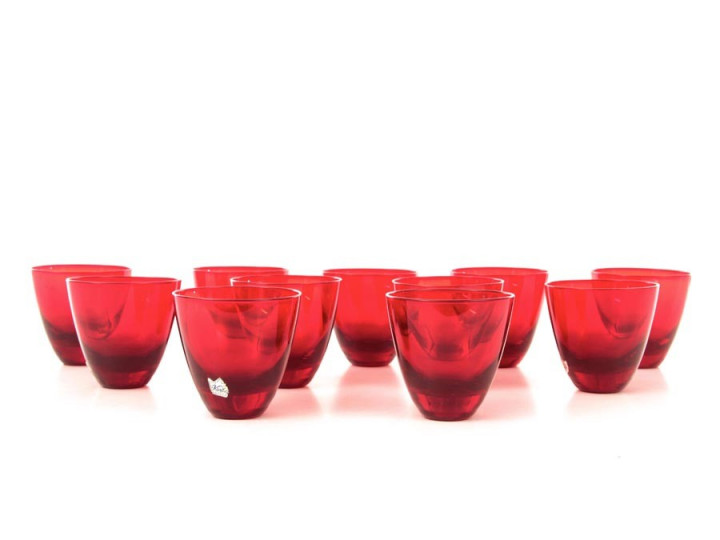 Suite de 11 verres timbale, rouges.