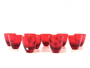 Suite de 11 verres timbale, rouges.