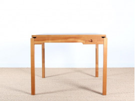 Table de jeu scandinave à plateau reversible.