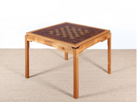 Table de jeu scandinave à plateau reversible.