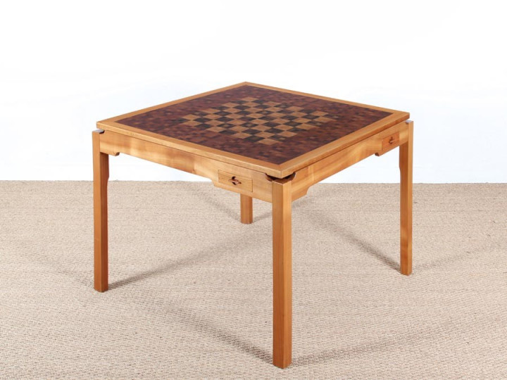 Table de jeu scandinave à plateau reversible.