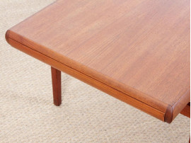 Table basse scandinave en teck. 