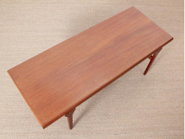 Table basse scandinave en teck. 