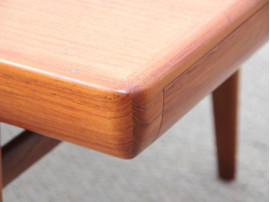 Table basse scandinave en teck. 