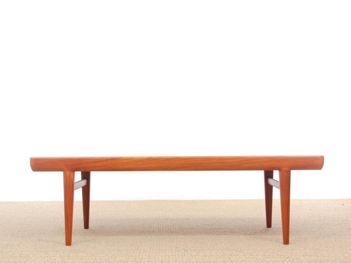 Table basse scandinave en teck. 