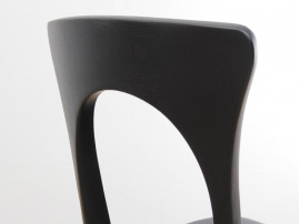 Chaise scandinave modèle Peter Noir, nouvelle édition.