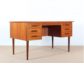 Mid-Century  modern scandinavian free standing desk in teak. 