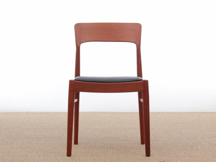 Mid-Century  modern scandinavian set of 8 rosewood chairs model 26 by Henning Kjærnulf.