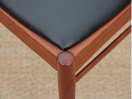 Suite de 8 chaises scandinaves  en palissandre de Rio, modèle 26