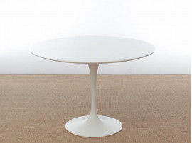 Mid-Century  modern Saarinen white table. 4/6 seats