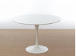 Mid-Century  modern Saarinen white table. 4/6 seats