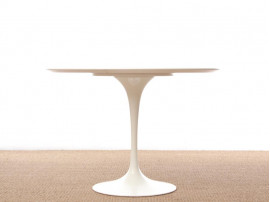 Mid-Century  modern Saarinen white table. 4/6 seats