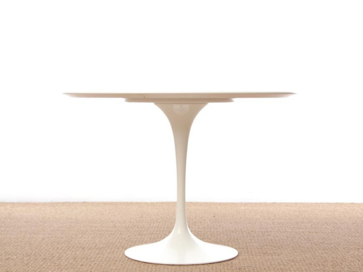 Mid-Century  modern Saarinen white table. 4/6 seats