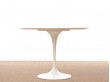 Mid-Century  modern Saarinen white table. 4/6 seats