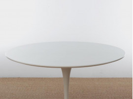 Mid-Century  modern Saarinen white table. 4/6 seats