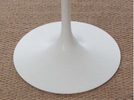 Mid-Century  modern Saarinen white table. 4/6 seats