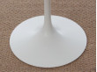 Mid-Century  modern Saarinen white table. 4/6 seats