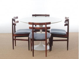 Mid-Century  modern Saarinen white table. 4/6 seats