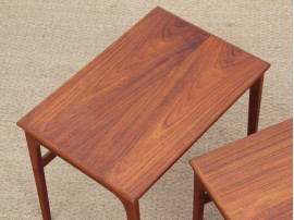 Ensemble de 3 tables gigognes scandinaves en teck. 