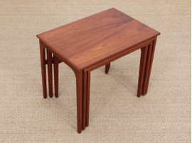 Ensemble de 3 tables gigognes scandinaves en teck. 