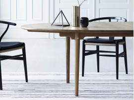 Table de repas scandinave modèle CH339. Edition neuve.