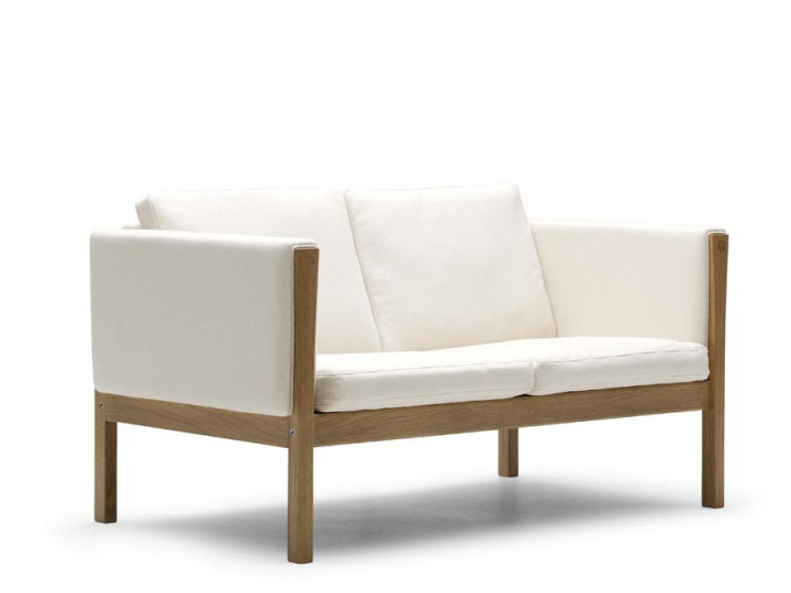 Mid-Century modern scandinavian sofa model CH162 by Hans Wegner.