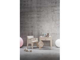 Bureau scandinave pour enfant modèle CH411"Peter's table". Edition neuve.