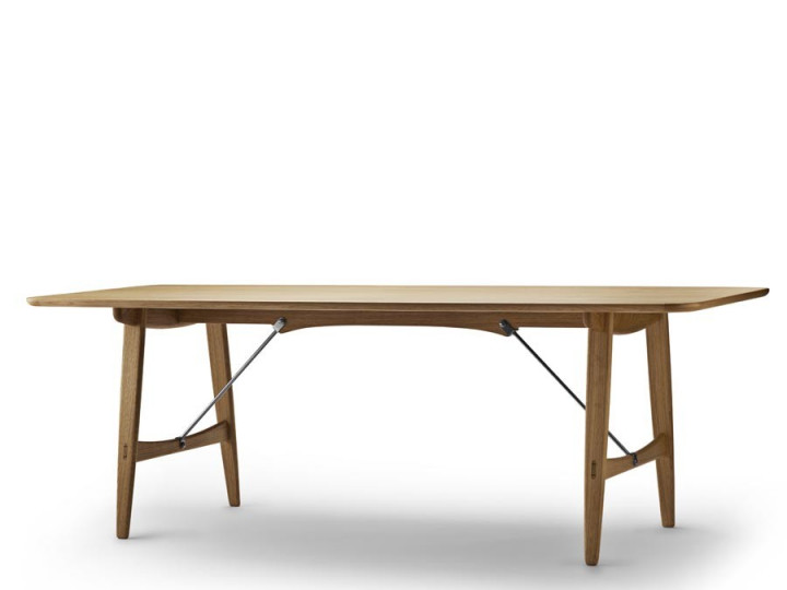 Table de repas scandinave modèle BM1160 "Hunting table". Edition neuve.
