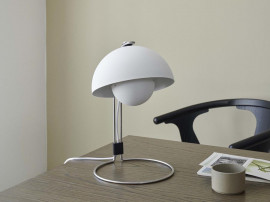 Lampe de table ou lampe de bureau scandinave Flowerpot VP4. Edition neuve. Noir ou blanc